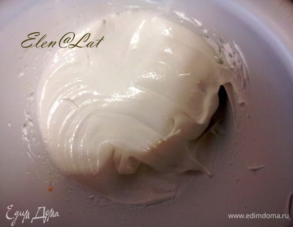 Взбить охлажденные белки с щепоткой соли. Постепенно добавляя сахар, взбить до твердых пиков. 