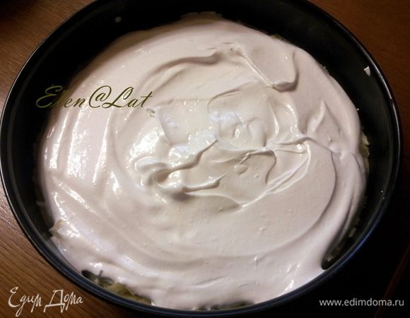 Безе выложить на яблочную смесь.
