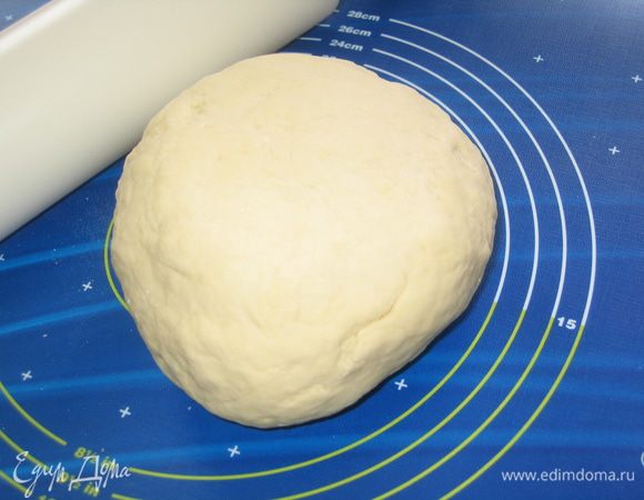 Приготовить тесто: смешать все ингредиенты и замесить...поставить в холодильник на несколько минут (пока готовим начинку)