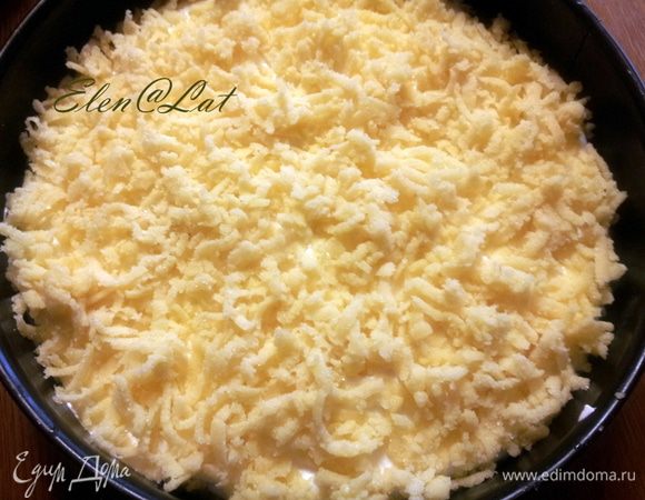 Достать тесто из морозилки и натереть сверху пирога на крупной терке.
