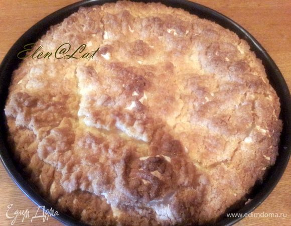 Выпекать пирог в заранее разогретой до 180С духовке, примерно 50 минут. Если очень быстро сверху образуется румяная корочка, то накройте пирог фольгой.