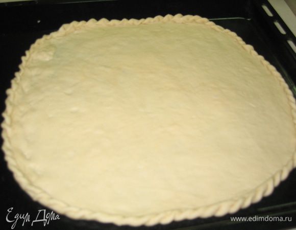 Тесто раскатать и уложить в форму или на противень 