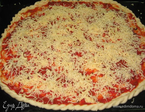 Поверхность смазать томатным соусом, посыпать тертым сыром (использовать 3/4 части)