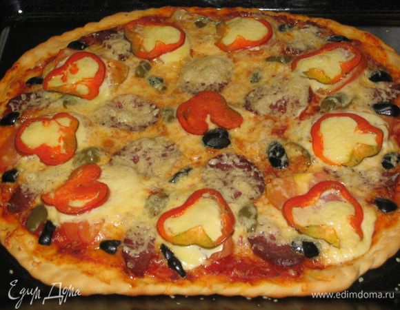 Поставить в предварительно разогретую духовку (180 градусов) на 15-20 минут и пицца готова. Приятного аппетита!