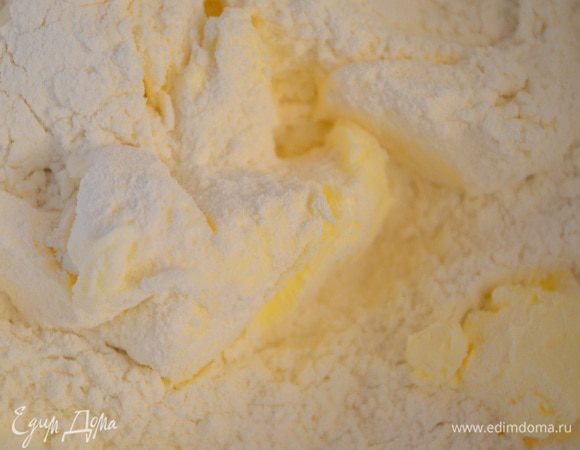 Холодное сливочное маслоизрубить вместе с просеянной мукой в крошку. 