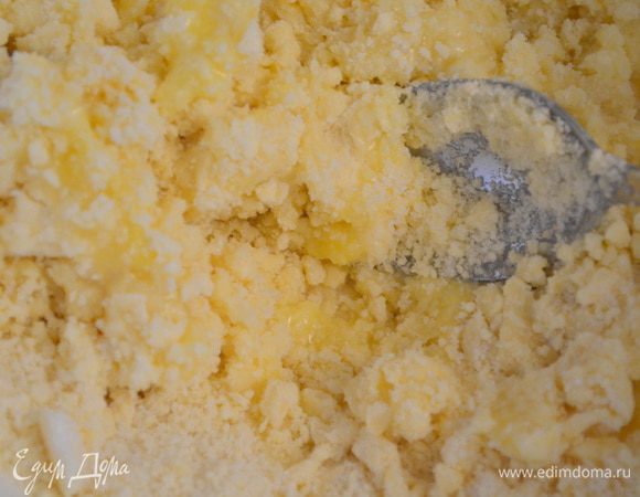 Добавить яйцо, хар, соль и замесить тесто. Возможно что понадобится еще мука...тесто не должно липнуть к рукам