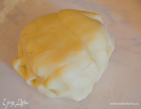 Тесто скатать в шар ...