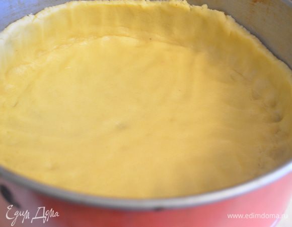 Раскатать тесто в пласт толщиной 0,5 см и перенести его в разъемную форму 24 см, смазанную сливочным маслом.