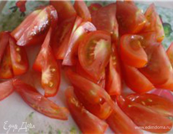  Баклажны режем вдоль тонкими ломтиками. Посолить, дать постоять минут 10 (воду слить). Нарезаем маленькими дольками помидоры. 