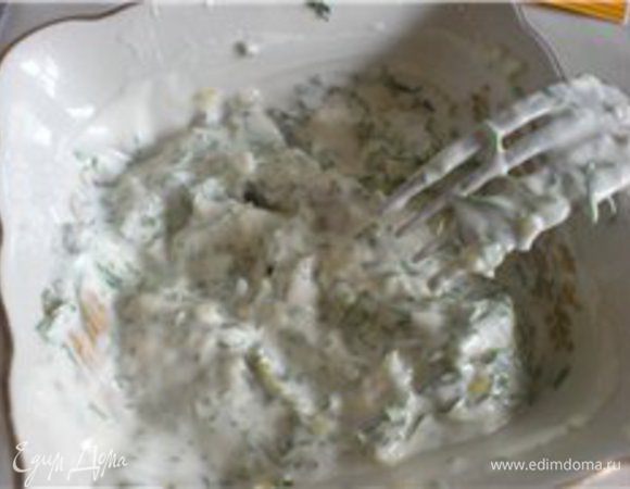 Делаем заправку: режем зелень мелко, добавляем мелко рубленный чеснок, заливаем майонезом и перемешиваем.