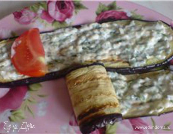  В сковороде с разогретым маслом обжариваем баклажаны до золотистого цвета на медленном огне (чтоб кожица не стала твердой). 
Обжаренный баклажан обмазываем с одной стороны нашей заправку (тонким слоем) и кладем дольку помидора. Все туго закручиваем и выкладываем на блюдо. 
*Главное,чтоб кожица у обжаренного баклажана не была твердой, иначе при закручивании баклажан будет ломаться.