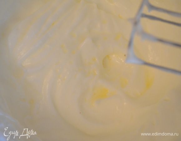 Пока корж печется делаем начинку: взбиваем с щепоткой соли белки до крепких пиков. Постепенно добавляем лимонный сок и сахар