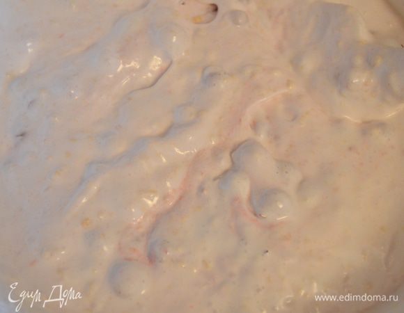 Получается вот такая пышная масса...выкладываем ее на подготовленный корж. 