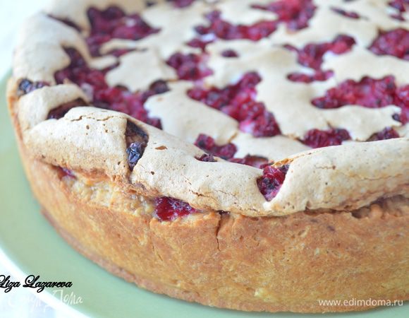 Сверху выкладываем оставшиеся ягоды и отправляем в духовку на 50 минут при той же температуре. 