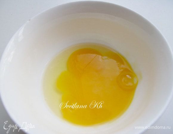 Яйцо разбить в емкость и размешать вилкой. Посолить хорошо, поперчить.