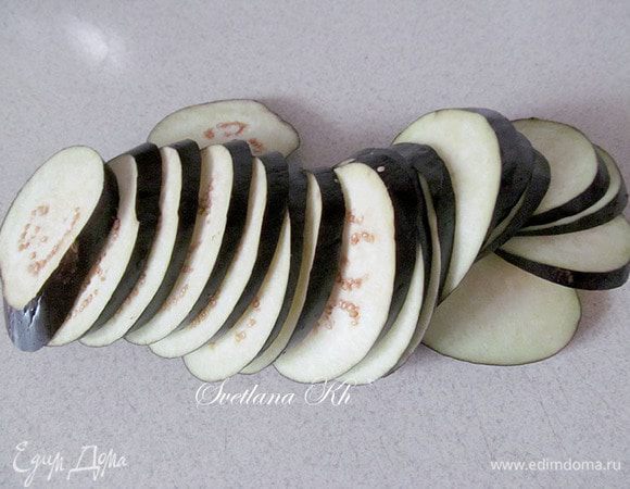 Баклажаны нарезать пластинками