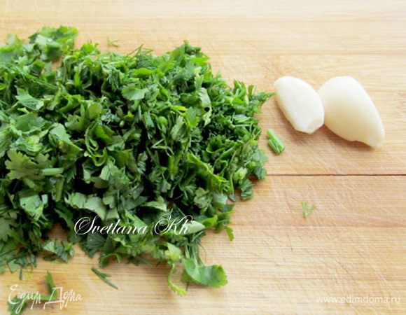 Измельчить зелень и очистить чеснок.