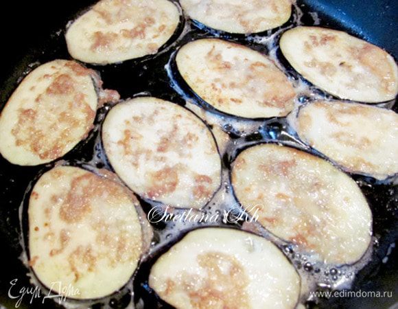 Баклажаны макать в  соленое яйцо и обжарить на растительном масле. Баклажаны в яйце не берут много масла, красиво зажариваются. Если соли не достаточно- можно подсолить в сковороде.
 