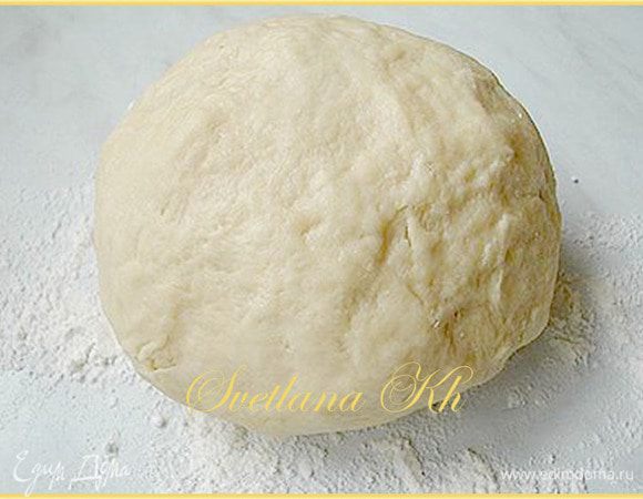 Из  яйца, воды, соли и муки замесить тесто.  Накрыть и оставить в покое на 20 минут. А тем временем приготовить начинку.