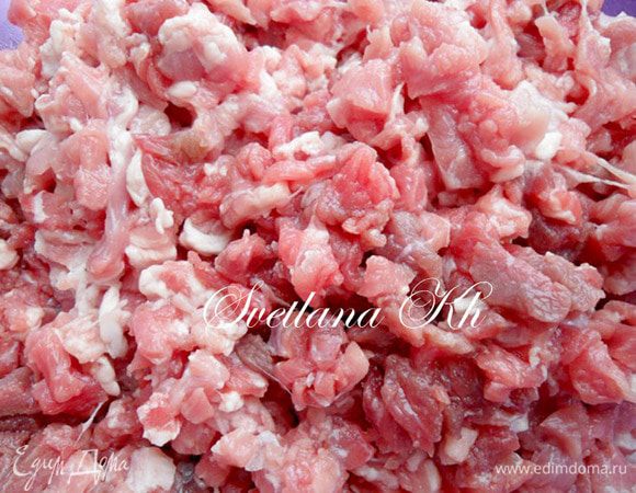 Подготовить фарш. Лучше мясо нарезать мелкими кусочками. Если есть комбайн-это выход.
Лук нарезать, как вам нравится. Лука должно быть столько, сколько и мяса.
Все смешать, хорошо посолить и поперчить. Прекрасно, если можно добавить курдючный жир, тоже очень мелким кубиком, почти незаметным. Я не очень люблю жир в начинке, но манты становятся очень сочными.
 В крайнем случае - добавьте несколько ложек масла.