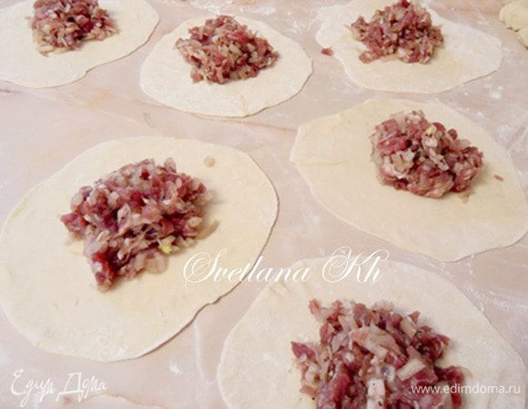 Из теста скатать жгутик, нарезать на кусочки, каждый кусочек раскатать в лепешку , выложить начинку и защипать.  Способов защипа мантов очень много, но я  пользуюсь двумя. Этот у меня парадный.
 При этом способе вы заплетаете начинку , как  ребенка, в пеленку.