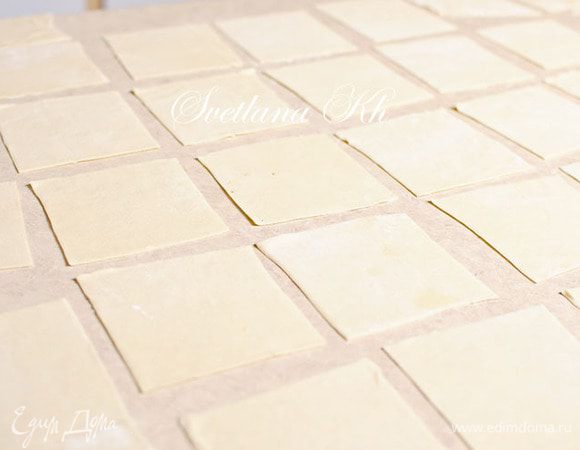 И есть более простой.
Когда тесто раскатывается большим пластом и нарезается на квадраты.
Начинка кладется в середину, а защипываются  манты с уголков. Сначала углы, а потом образовавшиеся "ушки".