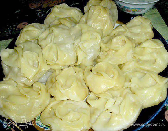 Получается такой результат. Варить манты в специальной мантышнице. С мясной начинкой - 45 минут, с тыквой -30 минут.
Подавать с соусом - кефир, сметану посолить слегка, добавить рубленой зелени и немного чеснока.
 Или томатным - томатную пасту слегка развести водой, посолить, добавить сахар, острый перец, зелень и чеснок.