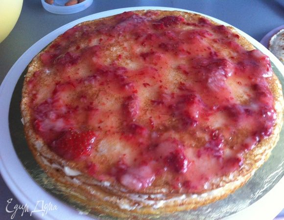 Блины промазать кремом. Два раза промазать клубникой.