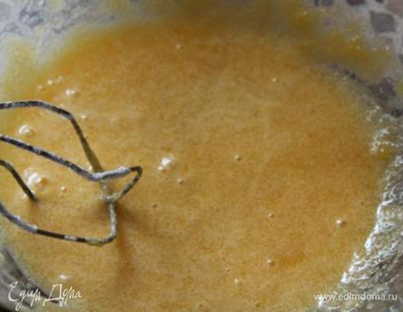 Разогреть духовку до 180 гр. 
Отделить желтки от белков. Белки поставить в холодильник. Желтки растереть с сахаром.