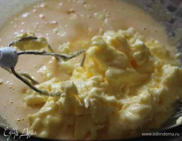 Растопить сливочное масло до мягкой консистенции. Но не делать жидким. (Я ставлю в микроволновую печь на 30 сек.) Соединить с желтками. 