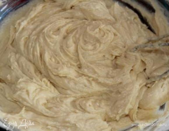 Добавить 2 стакана муки и сверху соду, гашенную укусом. Вымешать.