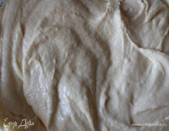 Влить молоко, размешивая. Достать из холодильника белки, взбить и осторожно соединить с тестом до однородной воздушной массы. Тесто должно получиться чуть гуще, чем на оладьи. 