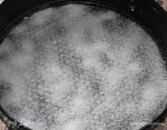 Взять разъемную форму, смазать сливочным маслом и посыпать сахаром. У меня идет где-то 0.5 стакана. Если любите сладкое, смело берите стакан, в таком случае получится более карамелизированная начинка. 