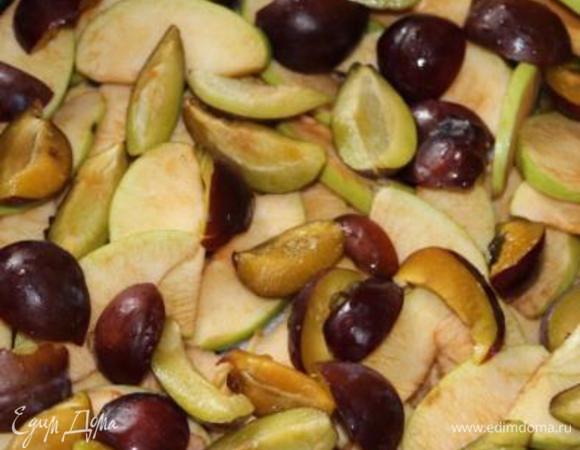 Нарезать дольками фрукты, ягоды. Выложить на сахар. Здесь яблоки-сливы.