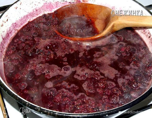 Ежевику кладем в эмалированную кастрюлю или большую миску, наливаем стакан воды и ставим на огонь. Варим до размягчения минут 10-15.