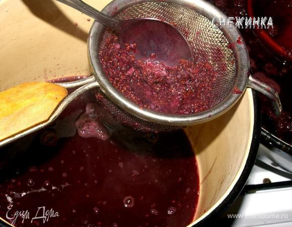 Затем перетираем всё через сито.