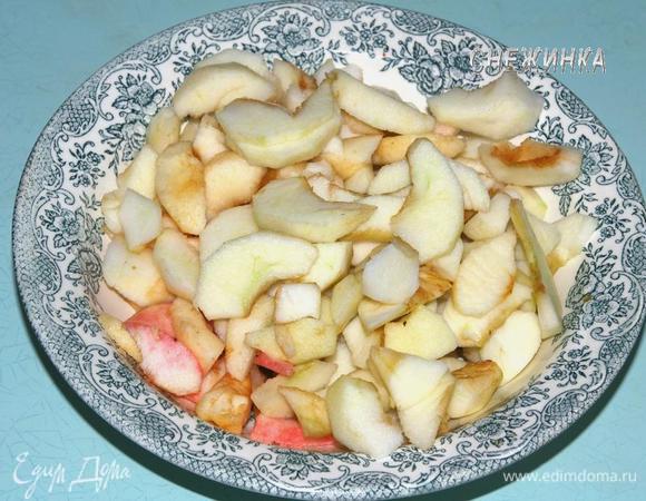 Яблоки очищаем от кожи и семян. Нарезаем тонкими дольками.

