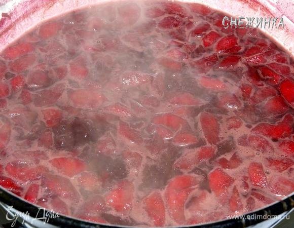 Полученное ежевичное пюре переливаем через марлю обратно в миску (я ее предварительно вымыла), для того чтобы вдруг оставшиеся косточки всё же не попали в джем. Добавляем воду, яблоки и варим с момента закипания 10 минут. Пенку снимаем.