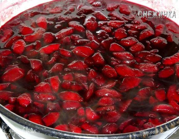 Теперь кладем сахар. Постоянно помешивая, доводим до кипения, чтобы сахар растворился.