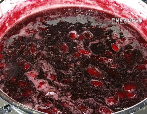 У меня это заняло 1,5 часа. Даем джему немного остыть, чтобы он не был очень горячим.