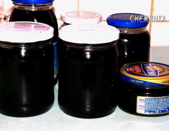 Разливаем по баночкам, закупориваем и даем остыть, не переворачивая банки. Храним в прохладном месте.