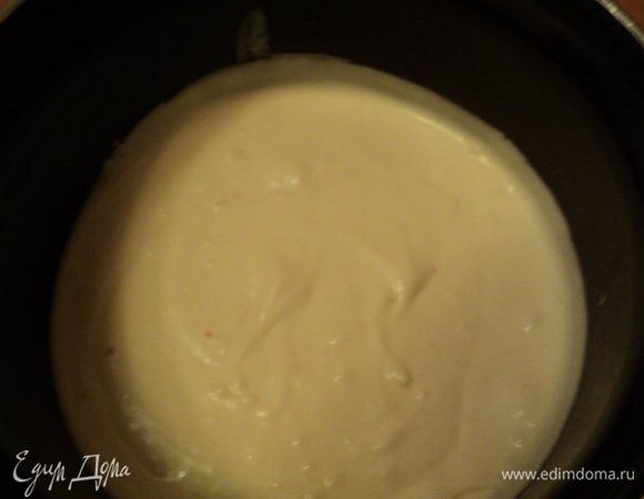 Сметану соединить с кефиром, добавить 0.5 стакана сахара, ванильный сахар и взбить до загустения и увеличения в объеме. В конце, не переставая взбивать, добавить 2/3 части распущенного желатина.