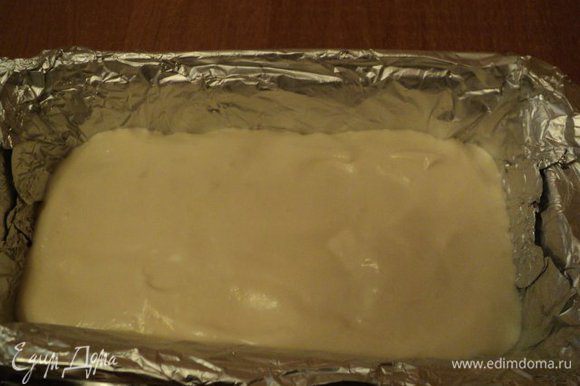 Затем налить слой белого суфле, остудить в морозилке.