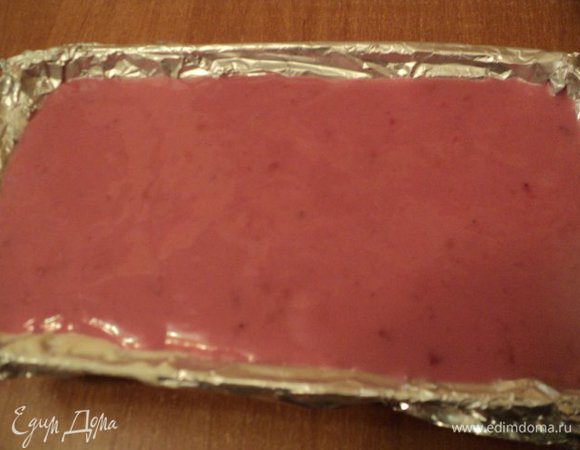Затем слой малинового суфле, остудить. Так повторить несколько раз. Накрыть форму пищевой пленкой и поставить в холодильник застывать минимум на 4 часа.