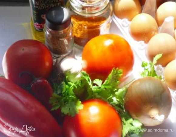 Некоторые считают, что самая вкусная яичница получается из яиц с коричневой скорлупой, у них яркие, оранжевые желтки, но главное — яйца должны быть самые свежие, чтобы оболочка, держащая желток, была крепкая и не лопалась, а белок был густым, желеобразным и прозрачным. И ещё: яйца обязательно должны быть комнатной температуры, поэтому за час до приготовления достаньте их из холодильника — пусть согреются.