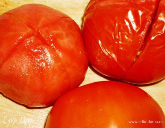 Теперь о помидорах. Нам нужны темно-красные, налитые соком, а не розовые с зеленым бочком. И, конечно, лучше брать плоды, выращенные на грядке, у тепличных сортов совсем нет аромата, а настоящий помидор должен пахнуть пряно, зеленью и землей. Помидоры вымыть, сделать надрезы, залить кипятком и оставить на 10 мин. Затем очистить и мелко порезать.