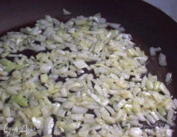 Шакшуку надо готовить только на оливковом масле, желательно первого, холодного отжима, на другом будет невкусно и не полезно. Лук мелко нарезать, обжарить слегка на среднем огне.