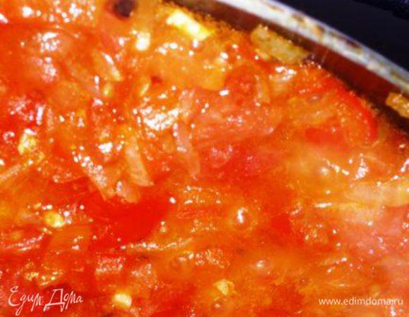Добавить помидоры, готовить на среднем огне 10 минут, чтобы выпарилась лишняя жидкость, посолить. Если слишком кисло, добавьте сахар (на кончике ножа). Матбуха готова.