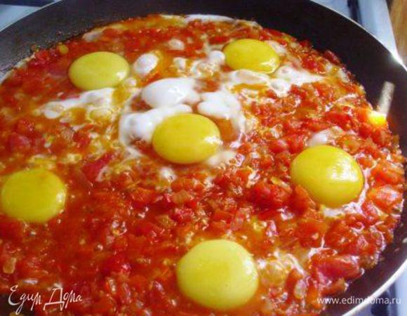 Теперь самое интересное: ложкой сделать 6 углублений в матбухе, разбить в 3 из них по целому яйцу, а в оставшиеся 3 поместить только по желтку (важно не затронуть пленку на желтке). Так вкуснее, лишние белки обедняют вкус шакшуки.