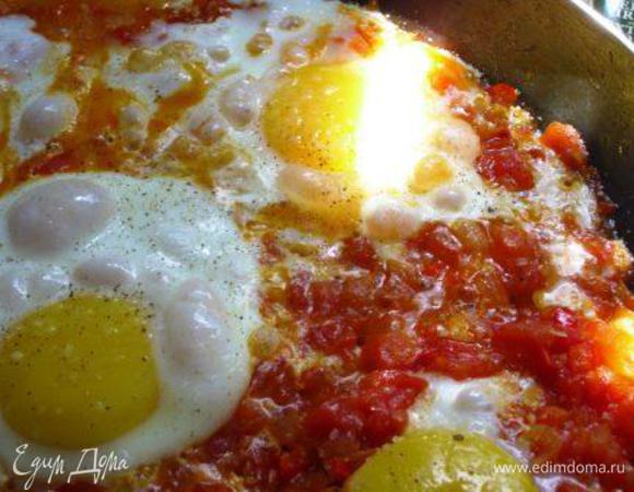 Посолить, поперчить, готовить до тех пор, пока белок не побелеет, а желток останется жидким.